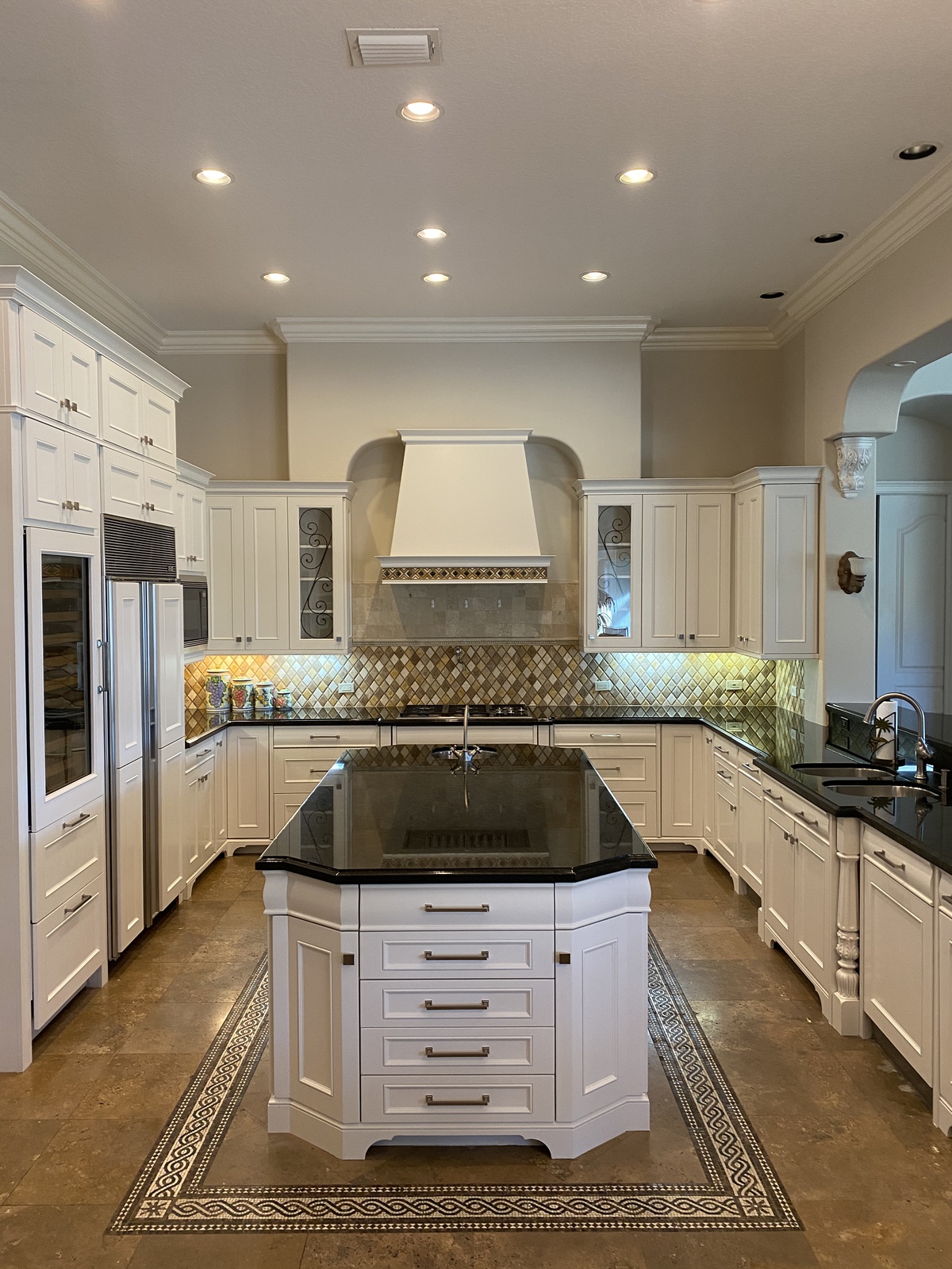 Refinish Oysterwhite 01 Traditional Hood Metallic Backsplash — Bayshore Remodels Tampa Bay